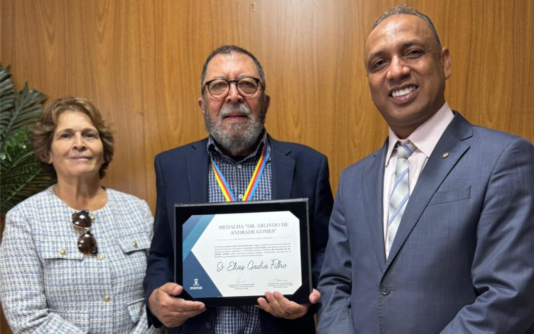Vereador Junior Coringa entrega Moção de Congratulação a Elias Gadia Filho por sua trajetória exemplar em Campo Grande