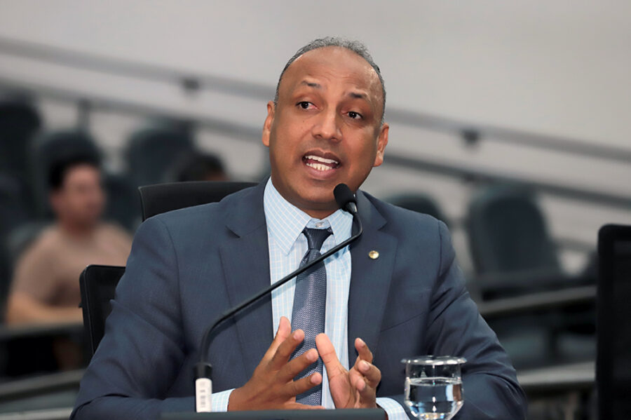 Junior Coringa vota a favor da população e defende projeto “Ar no Busão”