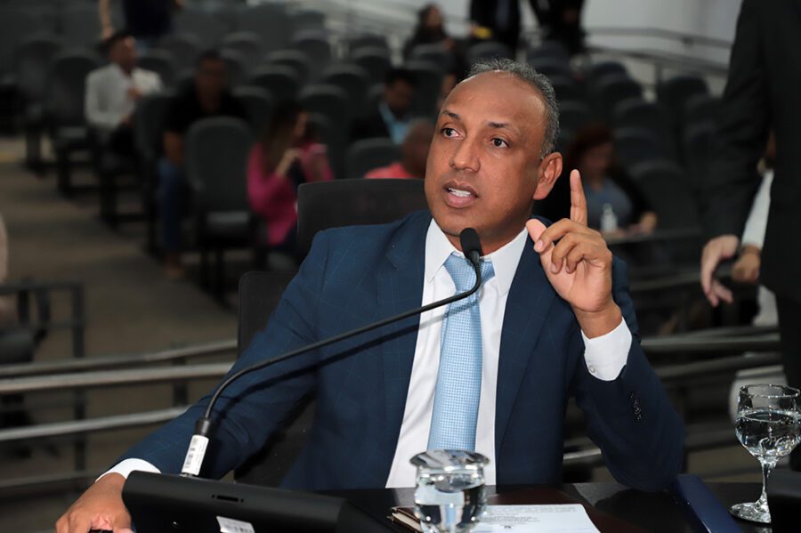 Junior Coringa solicita operação tapa-buracos e patrolamento em bairros da Capital