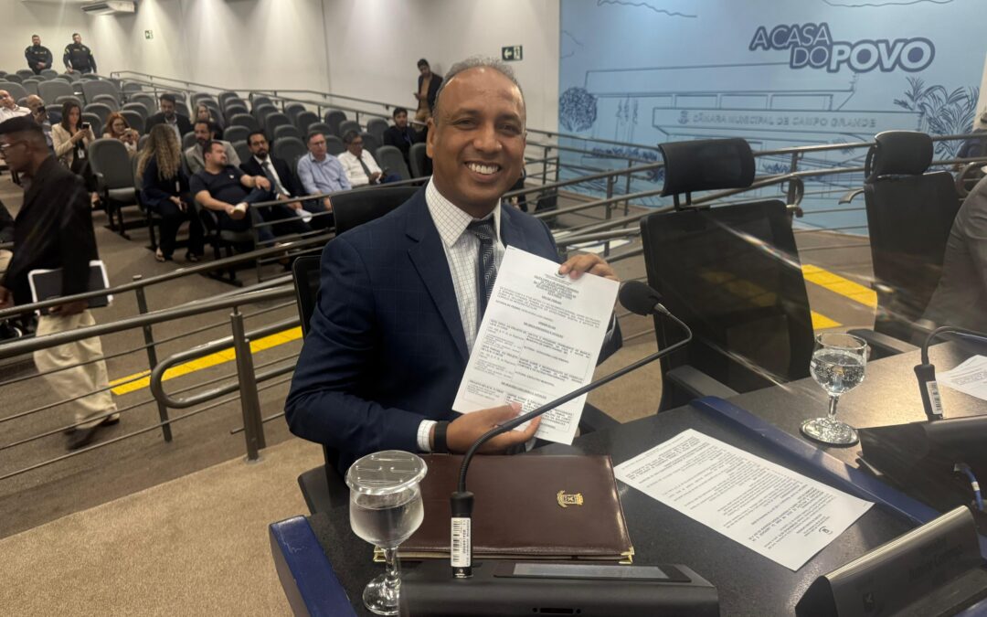 Junior Coringa solicita troca de lâmpadas e retirada de galhos em bairros da Capital