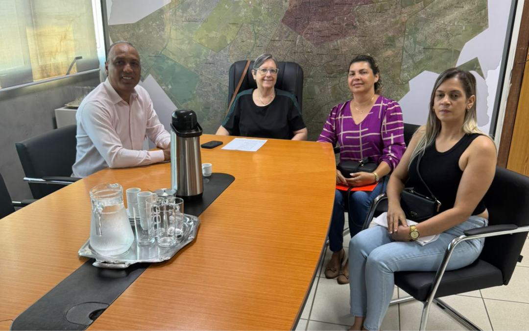 Vereador Junior Coringa solicita agilidade em cessão de área destinada à Associação de Moradores do Novo Século durante reunião na SEMAD